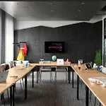 Moxy Bonn Airport מלון