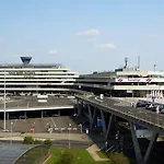 מלון Moxy Bonn Airport 4*