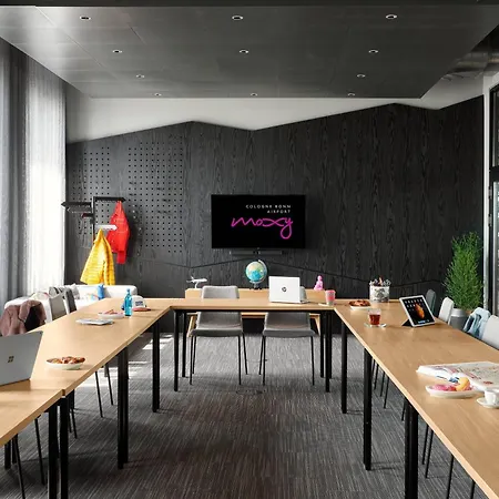 Moxy Bonn Airport Ξενοδοχείο