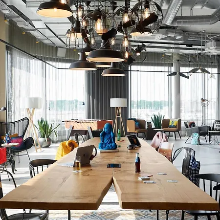 Moxy Bonn Airport Hotel 4*