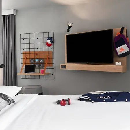 Moxy Bonn Airport מלון 3*
