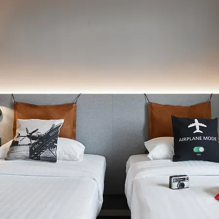 Moxy Bonn Airport 3* קלן