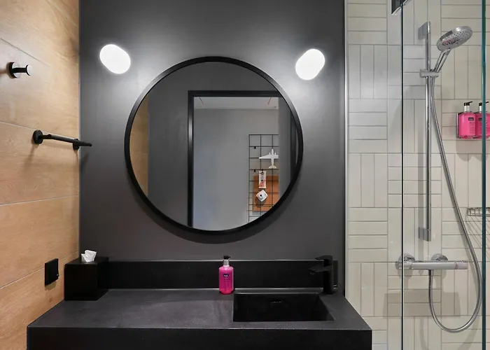 Hotel Moxy Bonn Airport 4*