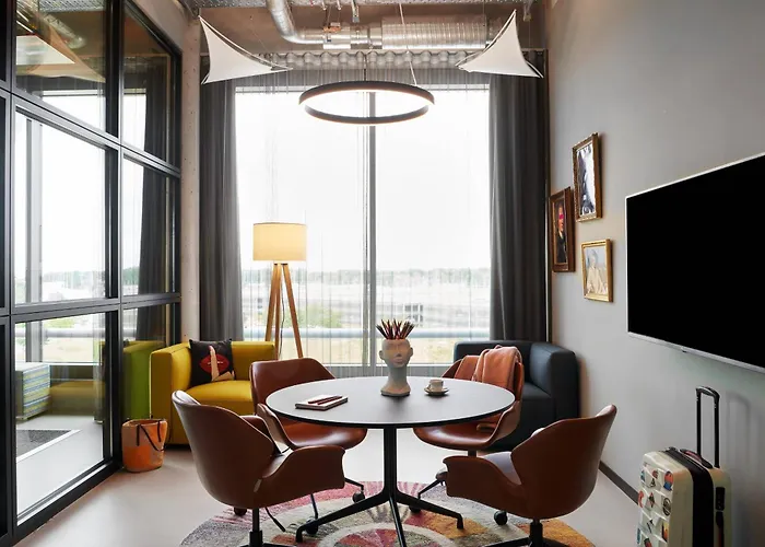 Moxy Bonn Airport 4*