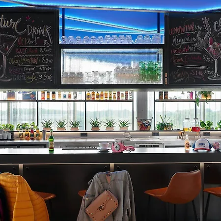 Отель Moxy Bonn Airport