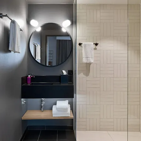 Отель Moxy Bonn Airport Кёльн