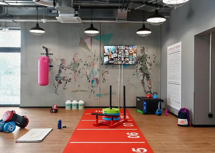 Hotel Moxy Bonn Airport 4*